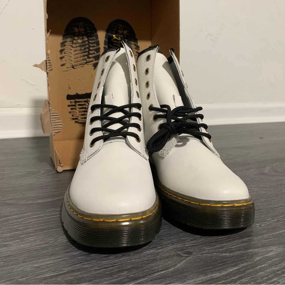 NEW Dr. Martens Zavala Eyelet White Patent Boots 8 - Picture 5 of 8